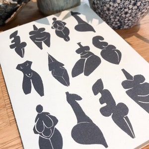 Tanzende prähistorische Göttinnen, Körper Positivität Kunst | Recycelte umweltfreundliche Grußkarte.