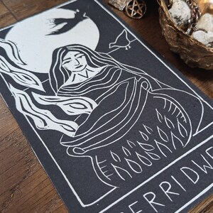 Zauberin Cerridwen |Crone Orakelkarte mit der Anleitung der Göttin, handgemachte Linolschnittkunst, umweltfreundliche Geschenke.