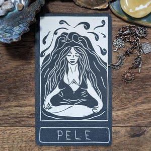 Pele Hawaii Göttin | Karte der Göttin Orakel mit der Anleitung der Göttin, handgemachte Linolschnittkunst, umweltfreundliches Geschenk.