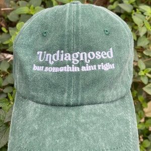 Ongediagnosticeerd maar er klopt iets niet Hoed, Ongediagnosticeerde Hoed, Grappige Mentale Gezondheid, Grappige Gezegden Trendy Top, Gezellige Hoed