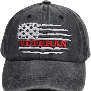 Könnte beinhalten: Eine schwarze Baseballkappe mit abgenutztem Look, die eine gestickte amerikanische Flagge in Weiß und Rot mit dem Wort "Veteran" in Rot zeigt.