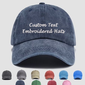 Könnte beinhalten: Eine jeansblaue Baseballkappe mit dem Text "Custom Text Embroidered Hats" in Weiß gestickt. Das Bild zeigt die Kappe in verschiedenen Farben, darunter Grau, Beige, Rot, Blau, Grün und Rosa.