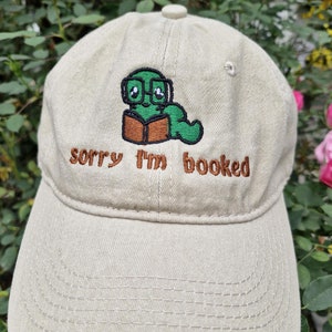 Sorry, ik ben volgeboekt Bookworm Geborduurde Hoeden | Boekachtige oversized hoeden | Gezellige leesmutsen | Cadeau voor boekenliefhebber | Geschenk voor lezers