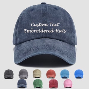 Könnte beinhalten: Eine marineblaue Baseballkappe aus Denim mit weißer Stickerei, auf der "Custom Text Embroidered Hats" steht. Die Kappe wird in 12 verschiedenen Farben gezeigt.