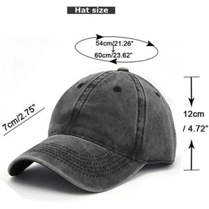 K&ouml;nnte beinhalten: Eine graue Baseballkappe aus Baumwolle mit einem gebogenen Schirm. Die Kappe hat einen 7 cm breiten Schirm und ist in den Gr&ouml;&szlig;en 54 cm/21,26 Zoll und 60 cm/23,62 Zoll erh&auml;ltlich.
