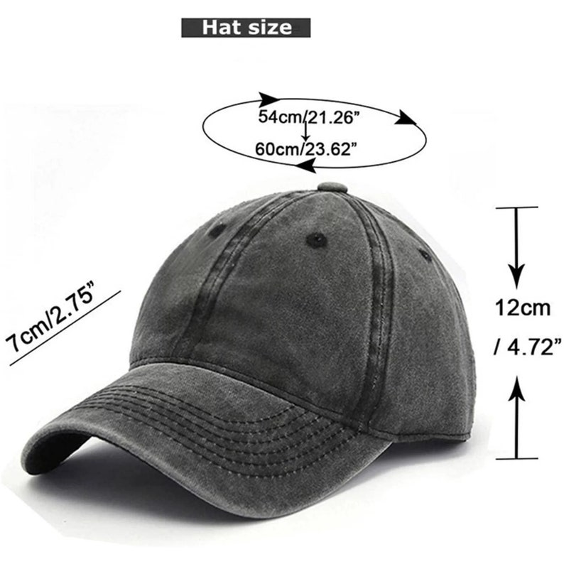 K&ouml;nnte beinhalten: Eine graue Baseballkappe aus Baumwolle mit einem gebogenen Schirm. Die Kappe hat einen 7 cm breiten Schirm und ist in den Gr&ouml;&szlig;en 54 cm/21,26 Zoll und 60 cm/23,62 Zoll erh&auml;ltlich.