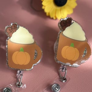 Porta badge retrattile Pumpkin Spice Latte: porta badge retrattile glitterato autunnale