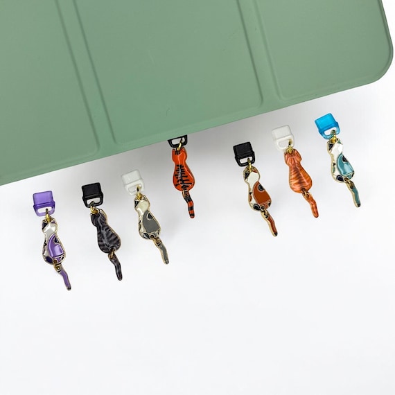 Cat with Dangling Tail Dust Plug Charm – Cute Cat Lover Accessory for USB-C, Lightning, and Micro-USB Ports
