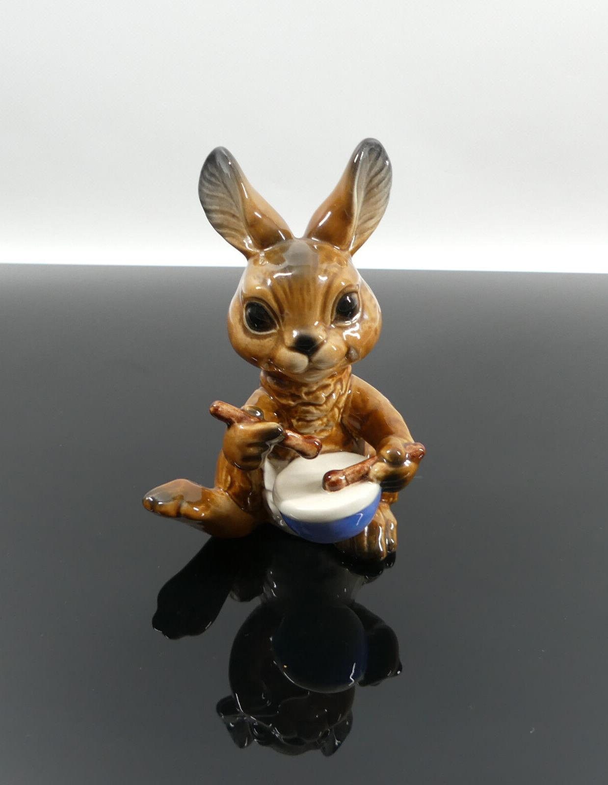Goebel Figurine Lapin de Herzen!   en faïence   Dimensions : 5,5 x 5 x 12 cm   66 845 82 1