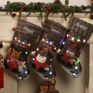 Medias navideñas iluminadas, medias navideñas con nombre bordado y luces, medias navideñas familiares personalizadas, medias navideñas de muñeco de nieve.