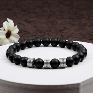 Pulsera de ónix negro con 3 nombres personalizados Pulsera de cuentas para hombre Pulsera de ónix mate Regalo para él