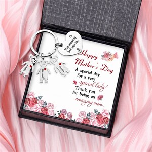 Juego de llavero personalizado de 2 a 5 nombres para mujer con tarjeta de regalo, "Esta mamá pertenece a..." Llavero con colgante de figura Regalos personalizados Regalo del día de la madre