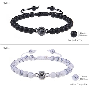 Pu&ograve; includere: Due braccialetti regolabili con una pietra nera opaca e una pietra turchese bianca. Ogni braccialetto ha una pietra di 6 mm di diametro e un ciondolo argentato al centro.