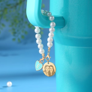 Encanto de taza de vaso de foto grabado con letra inicial Encantos de mango de vaso de viaje Botella de agua personalizada Encanto de corazón Accesorio de bebida