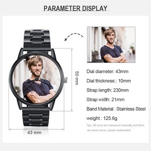 K&ouml;nnte beinhalten: Eine schwarze Armbanduhr aus Edelstahl mit einem runden Zifferblatt und einem Foto einer Person auf dem Zifferblatt. Die Uhr hat ein schwarzes Armband und ist 43 mm im Durchmesser und 50 mm lang. Die Uhr wiegt 125,6 Gramm.