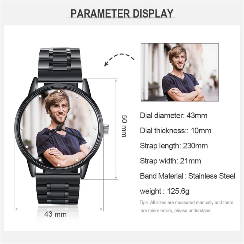 K&ouml;nnte beinhalten: Eine schwarze Armbanduhr aus Edelstahl mit einem runden Zifferblatt und einem Foto einer Person auf dem Zifferblatt. Die Uhr hat ein schwarzes Armband und ist 43 mm im Durchmesser und 50 mm lang. Die Uhr wiegt 125,6 Gramm.