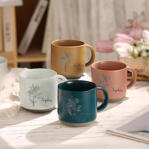 Personalizowany ceramiczny kubek do kawy z imieniem, spersonalizowany ceramiczny kubek z kwiatami urodzinowymi z imieniem, ręcznie robiony kubek, prezent urodzinowy dla niej, prezent na dzień matki
