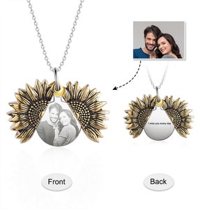 Pu&ograve; includere: Una collana d'argento con un ciondolo a forma di girasole. Il ciondolo si apre per rivelare una foto. Il retro del ciondolo riporta la scritta "I miss you every day". Il girasole ha petali color oro.