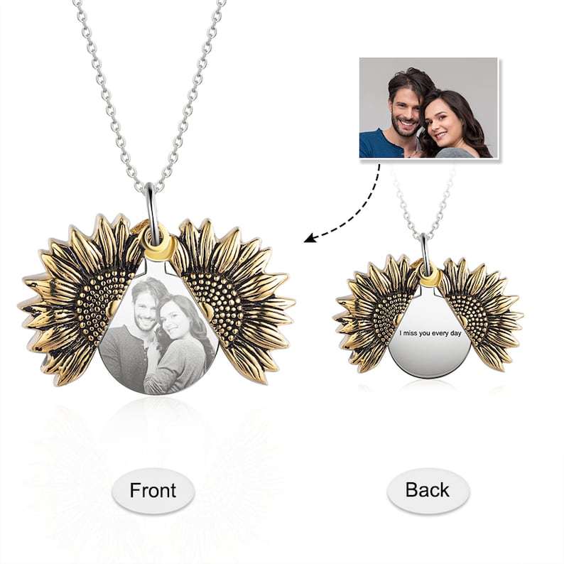 Pu&ograve; includere: Una collana d'argento con un ciondolo a forma di girasole. Il ciondolo si apre per rivelare una foto. Il retro del ciondolo riporta la scritta "I miss you every day". Il girasole ha petali color oro.