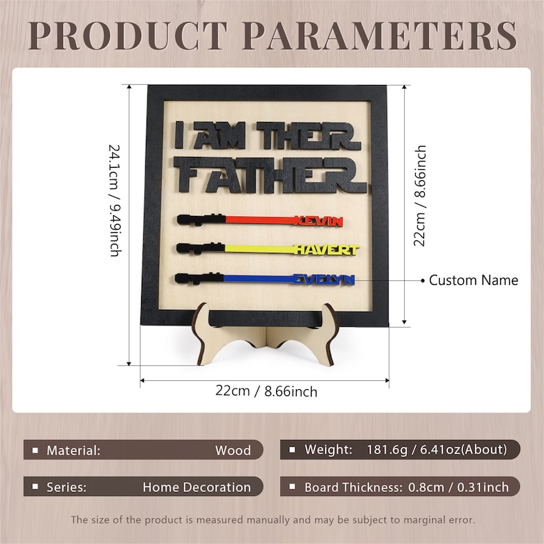 Puede incluir: Un letrero de madera con el texto "I am their father" en letras negras. El letrero tiene un marco negro y un soporte de madera. Hay tres sables de luz con nombres escritos en ellos: Kevin, Havert y Evelyn. El letrero mide 24,1 cm de alto y 22 cm de ancho.
