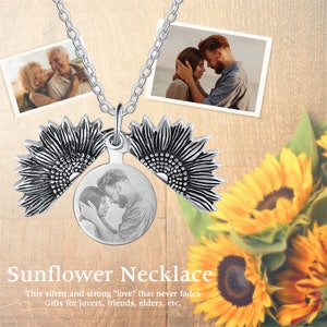 Pu&ograve; includere: Una collana a forma di girasole argentato con catena. Il ciondolo si apre per rivelare una foto. La collana &egrave; esposta con foto e girasoli. Il testo recita "Sunflower Necklace" e "This silent and strong 'love' that never fades. Gifts for lovers, friends, elders, etc."
