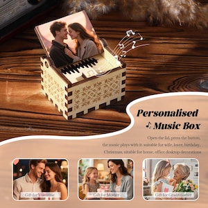 Pu&ograve; includere: Un carillon in legno con una foto all'interno, raffigurante una coppia. La scatola ha un design a tasti di pianoforte e motivi decorativi. Il testo "Personalised Music Box" &egrave; visibile. Adatto per decorazioni per la casa e l'ufficio.