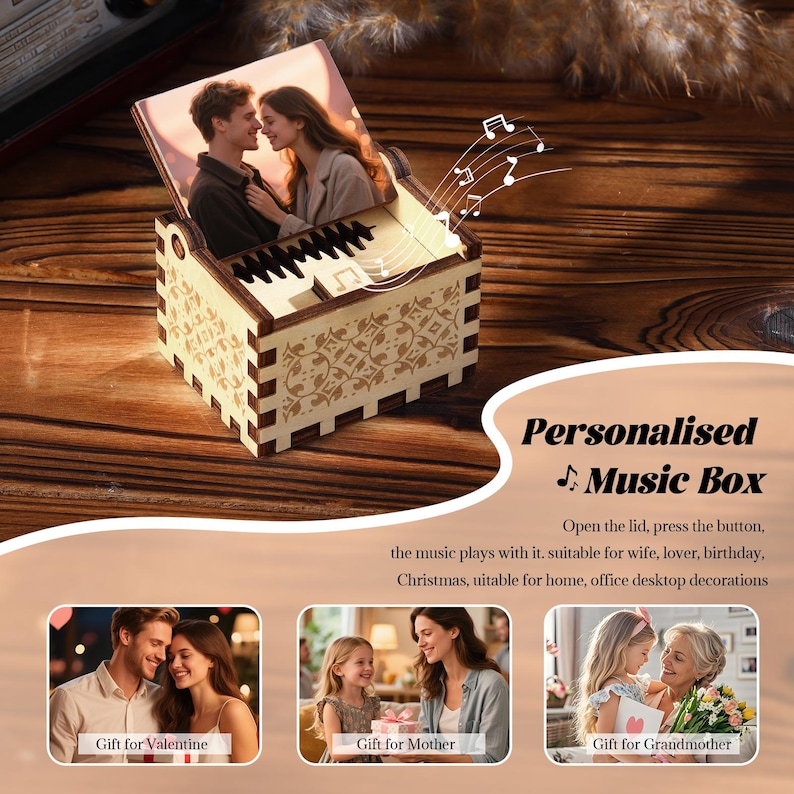 Pu&ograve; includere: Un carillon in legno con una foto all'interno, raffigurante una coppia. La scatola ha un design a tasti di pianoforte e motivi decorativi. Il testo "Personalised Music Box" &egrave; visibile. Adatto per decorazioni per la casa e l'ufficio.