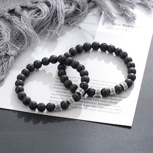 Pulseras personalizadas para hombre con cuentas de piedra de lava negra (1-5 nombres), placa con nombre familiar y letra, regalo personalizado para el Día del Padre.