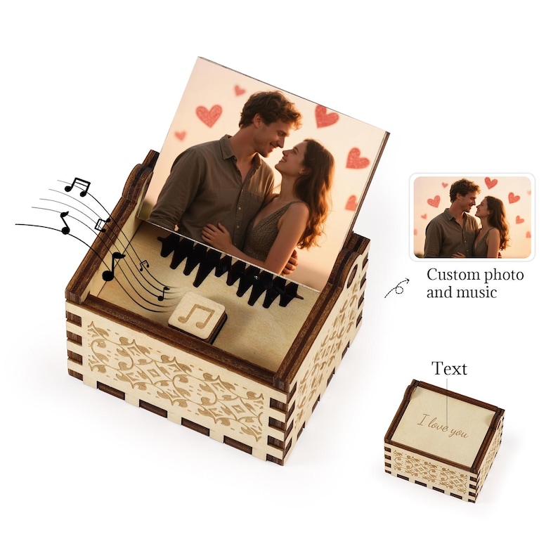Pu&ograve; includere: Un carillon in legno con una foto personalizzata di una coppia e accenti a forma di cuore rosso. La scatola presenta un design a tasti di pianoforte e note musicali. &Egrave; visibile anche una scatola pi&ugrave; piccola con il testo "I love you".
