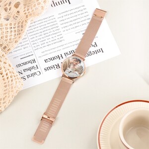 Personligt fotoarmbandsur för kvinnor, roséguldklocka med graverad text för henne, fotoklocka med jubileumspresenter till fru, till vän bild 4