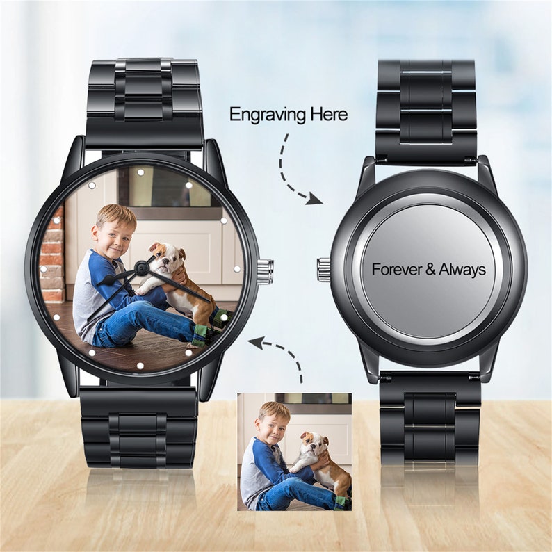K&ouml;nnte beinhalten: Schwarze Armbanduhr mit einem Edelstahlband. Das Zifferblatt der Uhr zeigt ein Foto von einem Jungen und einem Hund. Die R&uuml;ckseite der Uhr ist mit den Worten "Forever & Always" graviert.