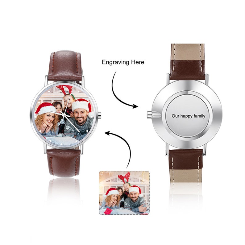 Pode incluir: Um rel&oacute;gio prateado com uma pulseira de couro marrom. O mostrador do rel&oacute;gio tem uma foto de uma fam&iacute;lia usando chap&eacute;us de Papai Noel. A parte de tr&aacute;s do rel&oacute;gio tem o texto "Nossa fam&iacute;lia feliz" gravado.