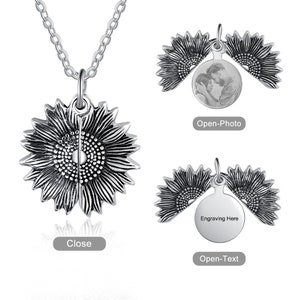 Pu&ograve; includere: Collana con pendente a forma di girasole argentato. Il pendente si apre per rivelare una foto o un testo. La collana &egrave; mostrata in posizione chiusa e aperta. Il pendente &egrave; rifinito con un design a girasole e pende da una delicata catena.