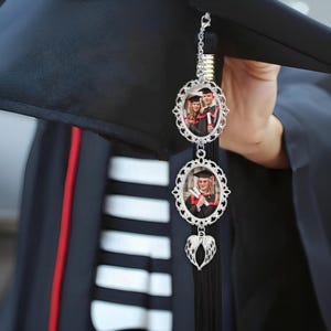 Dije de borla de graduación con alas de ángel, dije personalizado con foto de birrete de graduación, regalo de graduación conmemorativo de 2025, regalo de graduación para ella o él