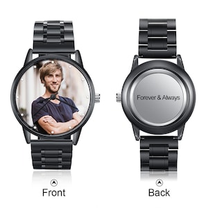 K&ouml;nnte beinhalten: Eine schwarze Armbanduhr mit einem Edelstahlband. Die Vorderseite der Uhr zeigt ein Foto einer Person. Die R&uuml;ckseite der Uhr ist mit dem Text "Forever & Always" graviert.