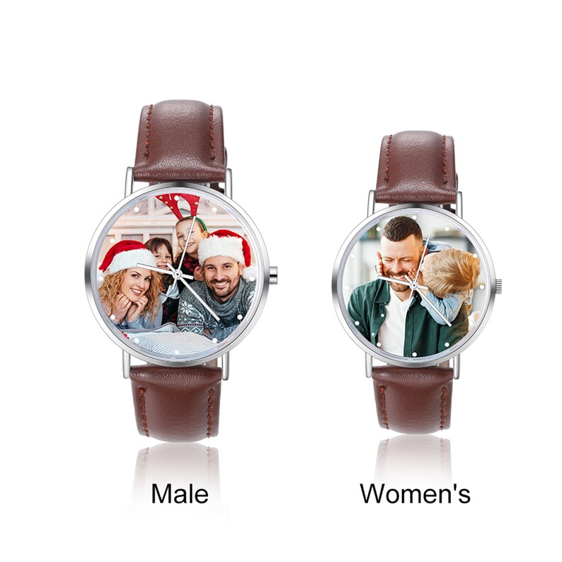 Pode incluir: Dois rel&oacute;gios de pulso com pulseiras de couro castanho e caixas prateadas. Os mostradores dos rel&oacute;gios apresentam fotos personalizadas. Um mostrador mostra uma foto de fam&iacute;lia com tema natalino. O outro mostrador mostra um pai e um filho.