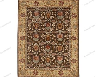 Könnte beinhalten: Ein rechteckiger Teppich mit dunkelbraunem Hintergrund und einem sich wiederholenden Blumenmuster in Rot-, Salbeigrün- und Beigetönen. Der Teppich hat eine breite, dekorative Bordüre in Beige mit roten und grünen Blumenmotiven.