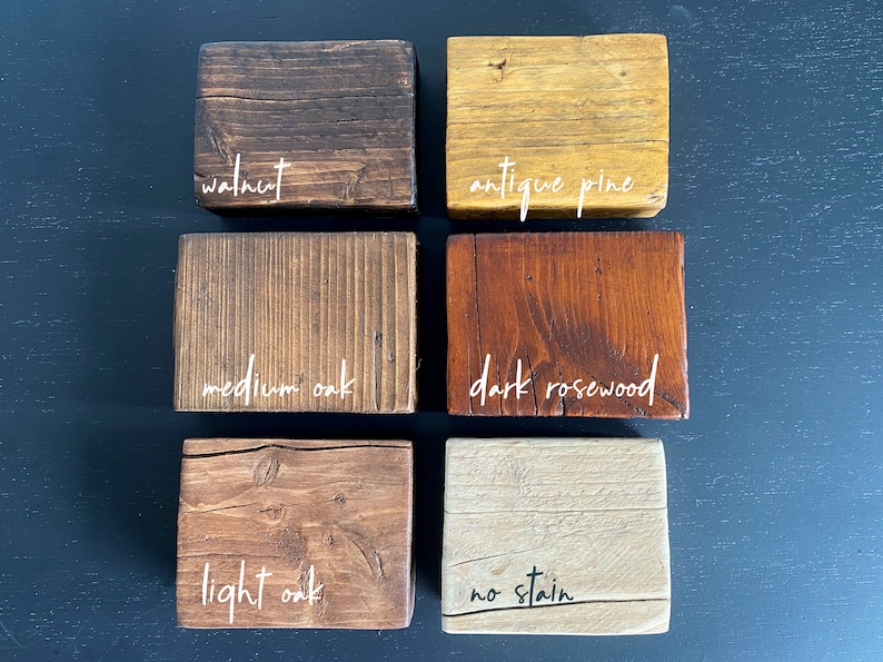 K&ouml;nnte beinhalten: Sechs Holzproben, die in verschiedenen Farben gebeizt sind, darunter Walnuss, antiker Kiefer, mittlere Eiche, dunkles Palisander, helle Eiche und unbefleckt.