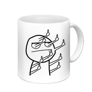 Peut inclure: Une tasse en céramique blanche avec un dessin au trait noir d'un bonhomme bâton avec plusieurs doigts d'honneur tendus. Le bonhomme bâton porte des lunettes de soleil et a une expression sérieuse.