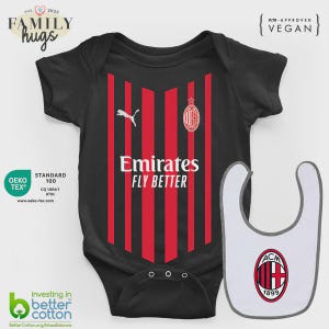 Könnte beinhalten: Schwarzer Baby-Body mit roten vertikalen Streifen, mit dem Emirates Fly Better-Logo und einem Puma-Logo. Enthält eine passende weiße Lätzchen mit dem ACM-Logo. Der Body besteht aus weichem Stoff.
