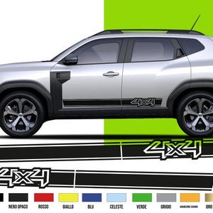 Op de afbeelding: Een zilveren SUV met zwarte accenten en 4x4-stickers. Het voertuig heeft zwarte wielen en een dakdrager. Onder de auto bevinden zich zwart-witte 4x4-stickers met kleuropties.