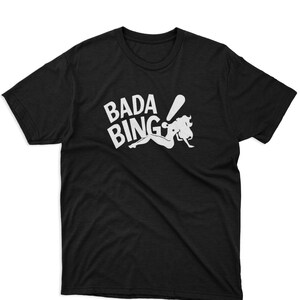 Può includere: Maglietta nera con una grafica bianca di una donna che tiene una mazza da baseball e il testo "BADA BING!"