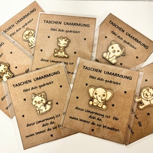 Pocket Hug - Taschen Umarmung / Postkarte mit Anhänger / Geschenk für Lieblingsmenschen, Freunde, Kollegen