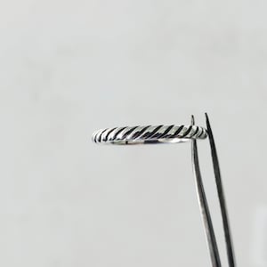 Elegancki srebrny pierścień kablowy, srebrny pierścień kablowy, nowoczesny i szykowny design, pierścień ze skręconego drutu