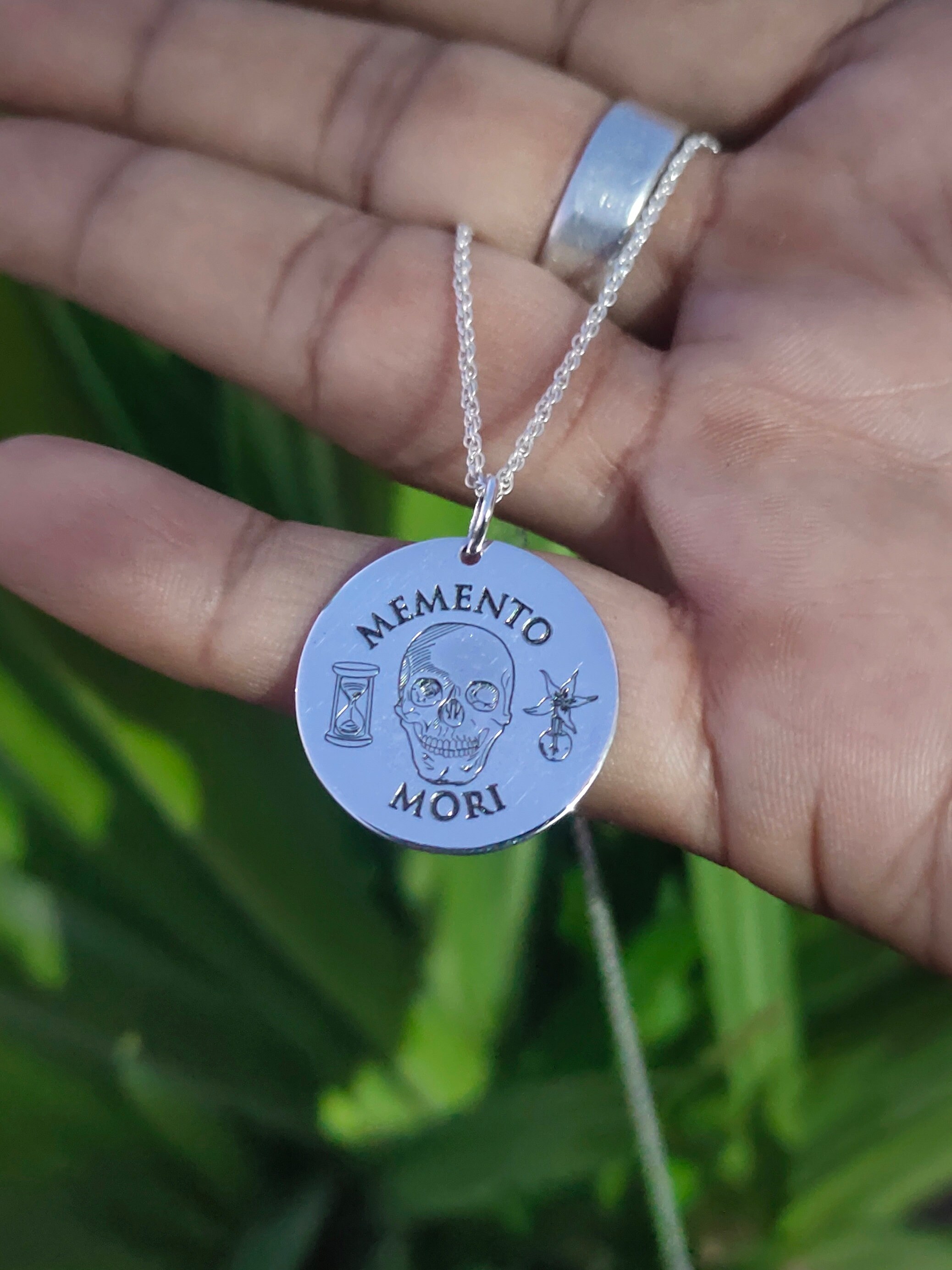 Vecchio anello memento mori in argento 925 e ottone