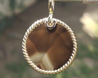 Hänge med skiva i brun agat, förgyllt sterlingsilver (25 mm)
