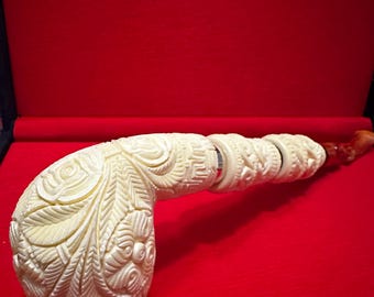 Caja decorativa tallada a mano con incrustaciones de plata y estuche de cuero especial.