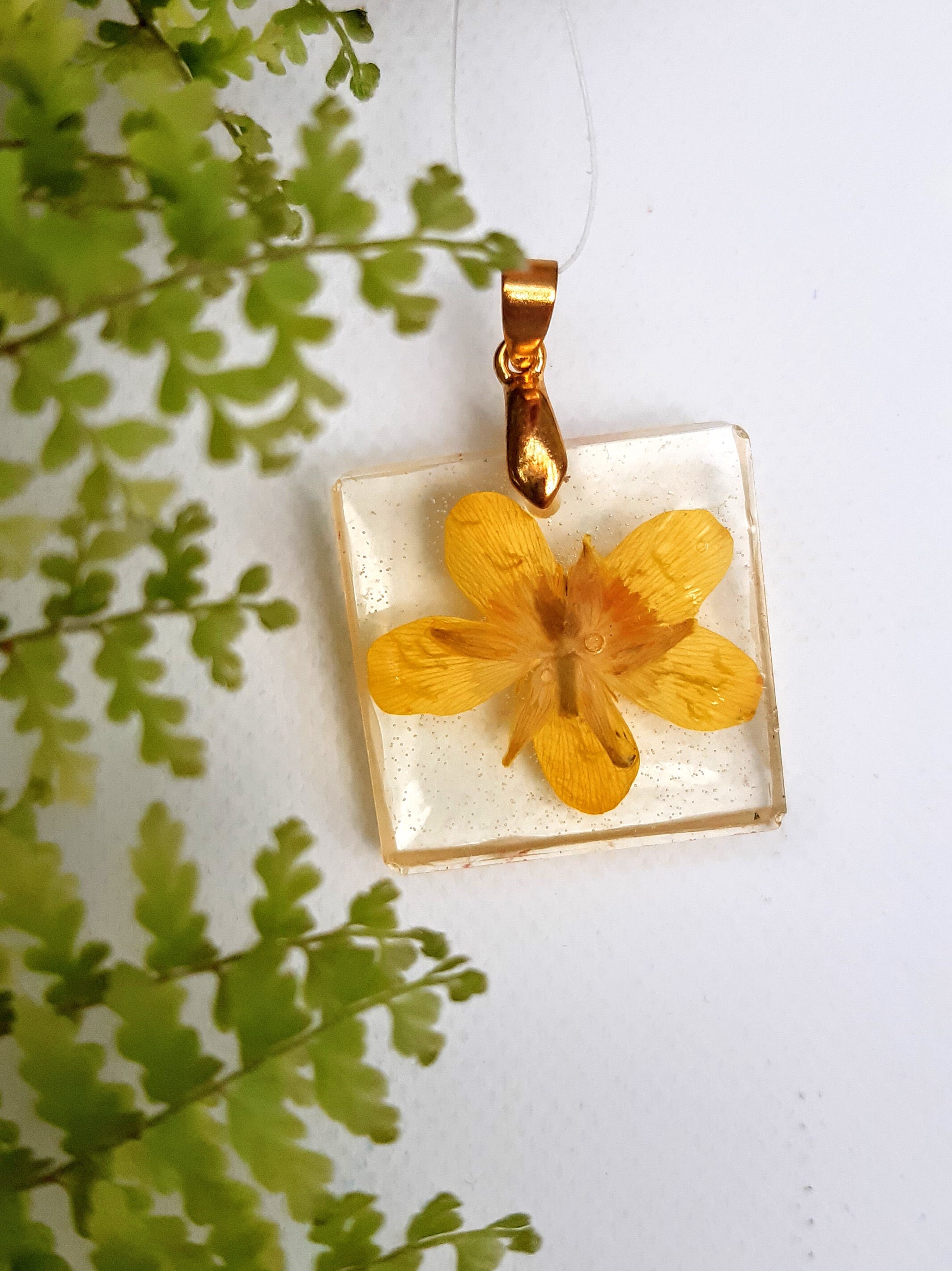 SATTCHI ネックレス・ペンダント Exotic Yellow Flower Objet Yellow Flower Pendant Jaskier - Etsy