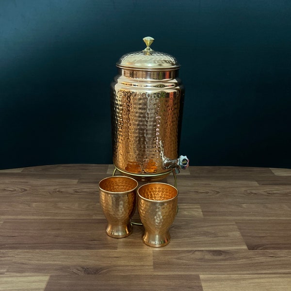 Distributeur d'eau en cuivre pur 5L en cuivre indien martelé à la main pour studio à domicile et bureau avec support en laiton et deux tasses en cuivre