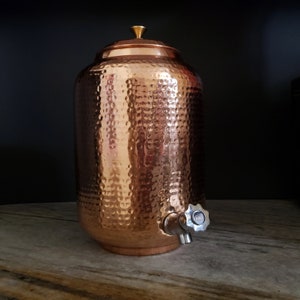 8L reinem Kupfer Wasserspender Hand gehämmert Indischem Kupfer Home Studio Büro Wasserspender Krug Ayurvedic Wellness Rustikal Küche Dekor